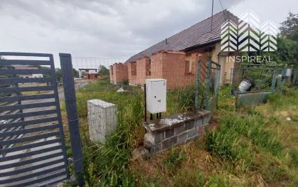 Rozostavaný rodinný dom-Bohdanovce, pozemok 750m2