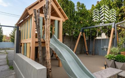 Podnikateľská budova v Čani