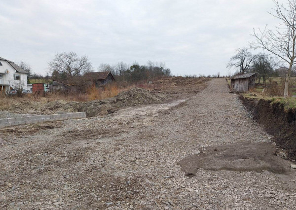 stavebný pozemok Boliarov - 22 km od Košíc, súkromná ulica