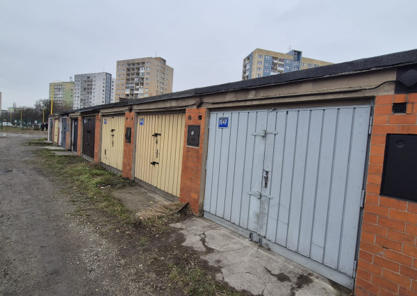 Garáž s vlastným pozemkom a elektrinou na predaj - Krivá, Košice Juh